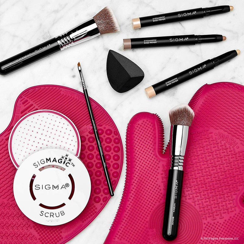 Sigma Beauty E06 Winged Liner Makeup Brush with Small Sharply Angled SigmaTech Fiber Brush Tip or the Perfect Gel or Liquid Eyelineer Cat Eye Sigma Beauty